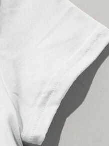 SHEIN 两件套男童节日图案圆领上衣和抽绳腰几何印花裤。休闲图案裤搭配圆领T恤，舒适时尚，适合夏季穿着。简约时尚的设计，彰显男孩的个性，适合4-7岁儿童日常休闲穿着。 - 白色 - 查看 5