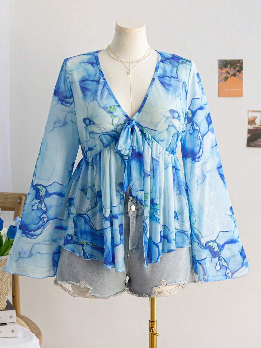 Soleia 大码女式彩色大理石印花针织网眼前开腰喇叭袖衬衫 - 藍色 - 查看 1