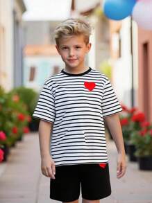 2pcs Tween Boy Casual Korean Style Patch & Striped Round Neck Loose Short Sleeve T-Shirt And Plain Patch Shorts Knitted 2 Pieces Set, Heart Set, Black&White'