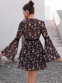 Aveloria Rosie 女士优雅复古花卉印花 V 领黑色拼色荷叶边腰带喇叭袖镂空短款连衣裙 - 彩色 - 查看 2