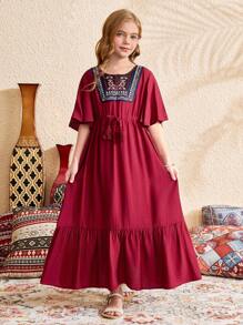 SHEIN Tween 女童复古纯色酒红色拼色刺绣领蝴蝶袖荷叶边下摆连衣裙腰部收褶短袖度假长裙