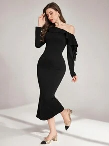 Modelyn Vestido Midi com Cintura Franzida, Recorte Assimétrico no Ombro e Babado