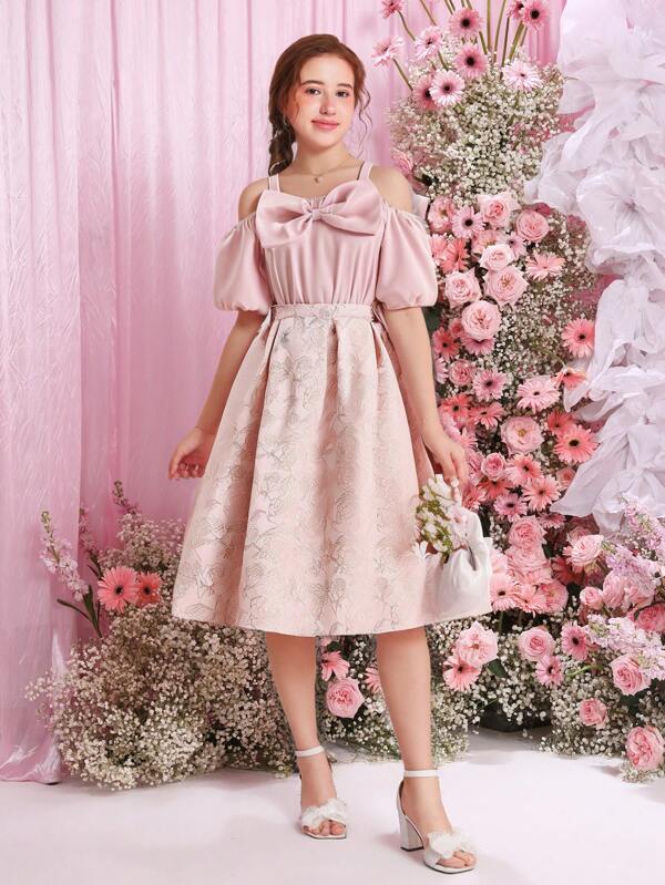 Conjunto de 2 piezas para adolescentes con blusa rosa de hombro y falda con estampado floral jacquard. Este elegante conjunto de dos piezas es una opción ideal para que las niñas muestren su confianza, elegancia y personalidad, ya sea para un viaje, asistir a reuniones familiares o celebrar cumpleaños y otras ocasiones especiales.