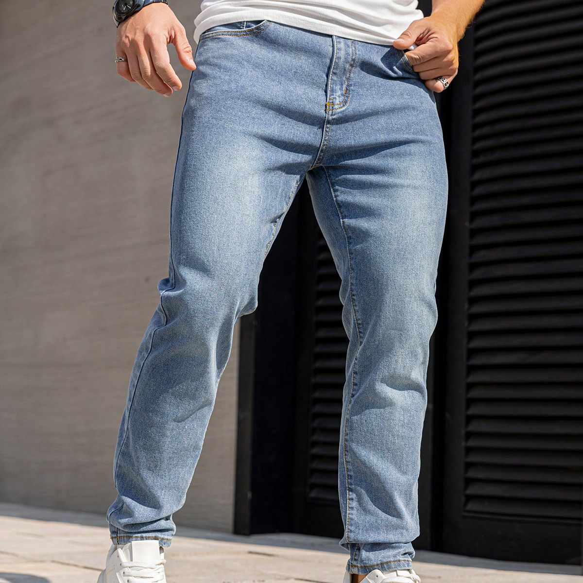 Jeans casual lavados de pierna entallada simple para hombres