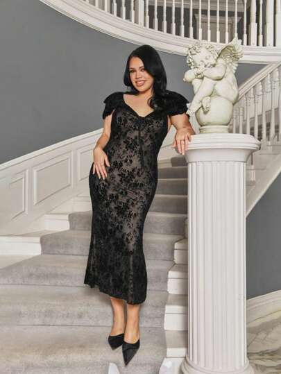 SHEIN X Garcia Sisters SHEIN MOD 大码女式花卉网眼 V 领荷叶边下摆蝴蝶结优雅连衣裙，情人节