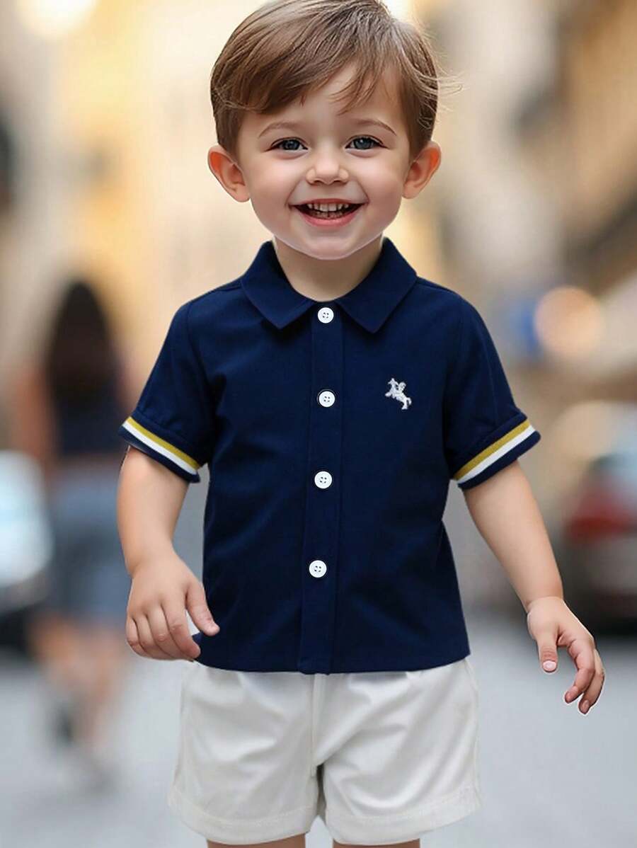 SHEIN Baby Jungen Britischer Stil Kurzarm gestreiftes Hemd mit lockerer Shorts, geeignet für Hochzeiten, Geburtstagsfeiern, Familientreffen - Verschiedenfarbig - Übersicht 1