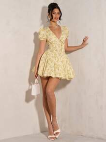 SHEIN BAE 纯色褶皱胸围蕾丝花边吊带连衣裙，带有碎花印花，女士夏季服装/春季服装/情人节服装/狂欢节/海滩度假服装，女士柔和色调连衣裙