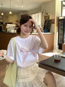 DAZY 女士圆领印花蝴蝶结短袖蕾丝拼布 T 恤夏季超大码 T 恤，图案 T 恤 - 白色 - 查看 4