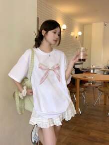 DAZY 女士圆领印花蝴蝶结短袖蕾丝拼布 T 恤夏季超大码 T 恤，图案 T 恤 - 白色 - 查看 8