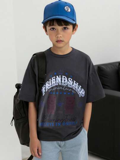 1pc Boys Casual Street Style Letter & Teddy Bear Graphic Round Neck Short Sleeve T-Shirt, Summer. This Gray Tee Features "FRIENDSHIP" And The Inspiring Message "Believe In Oneself" Printed, With Two Cute Cartoon Bear Figures Standing Side By Side, Conveying The Beautiful Meaning Of Friendship And Trust. Whether Gathering With Friends Or Casual Daily Wear, This T-Shirt Will Radiate A Warm And Friendly Vibe.