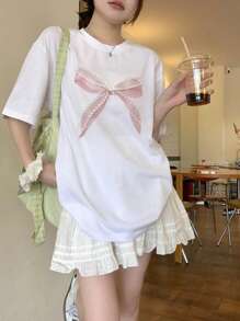 DAZY 女士圆领印花蝴蝶结短袖蕾丝拼布 T 恤夏季超大码 T 恤，图案 T 恤 - 白色 - 查看 3