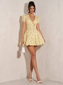 SHEIN BAE 纯色褶皱胸围蕾丝花边吊带连衣裙，带有碎花印花，女士夏季服装/春季服装/情人节服装/狂欢节/海滩度假服装，女士柔和色调连衣裙