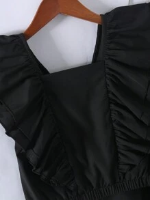 SHEIN Conjunto de blusa de unicolor ajustada de manga corta con cuello cuadrado y falda de cintura alta con bajo asimétrico para niñas, minimalista y elegante - Negro - Ver 4