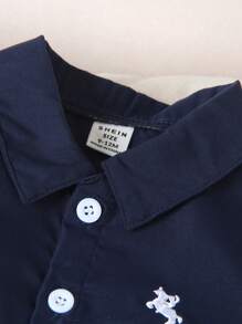 SHEIN Baby Jungen Britischer Stil Kurzarm gestreiftes Hemd mit lockerer Shorts, geeignet für Hochzeiten, Geburtstagsfeiern, Familientreffen - Verschiedenfarbig - Übersicht 4