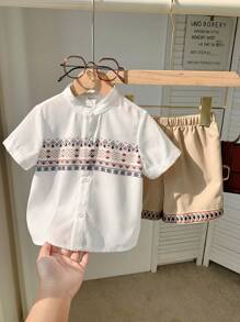 SHEIN 2 件套新生男童和女童休闲花朵复古印花亚麻舒适短袖立领衬衫和短裤套装，适合外出、节日派对、居家、春夏 - 白色 - 查看 2