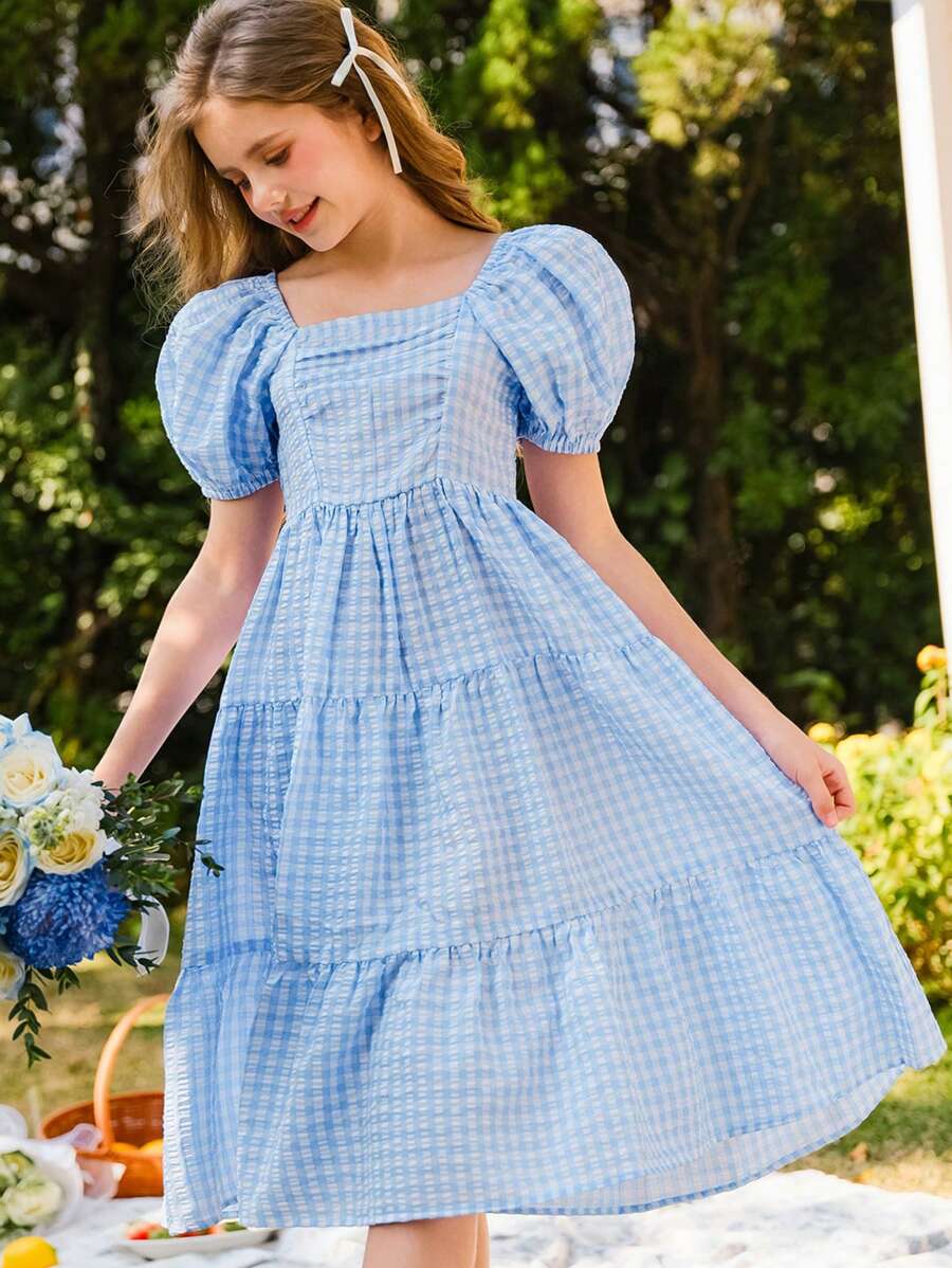SHEIN Tween 女童蓝白格子纹理面料泡泡袖方领收腰连衣裙，优雅甜美度假乡村风格 - 藍色 - 查看 1