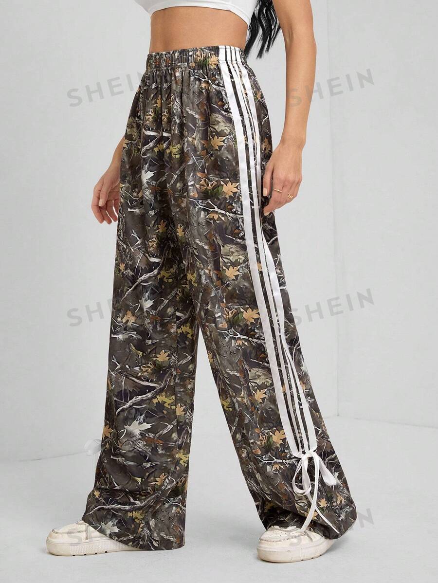 SHEIN Tall Pantalones anchos de mujer con estampado de camuflaje de ramas secas de moda callejera Y2K, con decoración de cinta lateral y lazo en los tobillos - Verde militar - Ver 1
