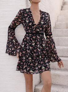 Aveloria Rosie 女士优雅复古花卉印花 V 领黑色拼色荷叶边腰带喇叭袖镂空短款连衣裙 - 彩色 - 查看 7