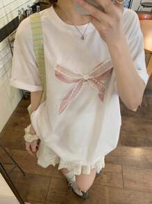 DAZY 女士圆领印花蝴蝶结短袖蕾丝拼布 T 恤夏季超大码 T 恤，图案 T 恤 - 白色 - 查看 2