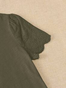 EMERY ROSE Camiseta con bordado con ojal de manga farol - Verde militar - Ver 5