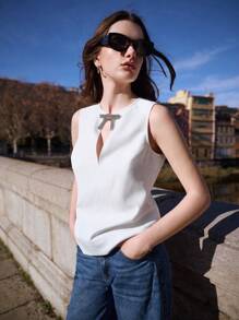 Maija 新款春夏白色金属蝴蝶结编织无袖衬衫，都市、现代、优雅，适合休闲、通勤、度假、节日、派对、婚礼、约会、音乐节，波西米亚 90 年代风格