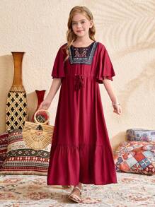 SHEIN Tween 女童复古纯色酒红色拼色刺绣领蝴蝶袖荷叶边下摆连衣裙腰部收褶短袖度假长裙