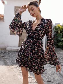 Aveloria Rosie 女士优雅复古花卉印花 V 领黑色拼色荷叶边腰带喇叭袖镂空短款连衣裙 - 彩色 - 查看 6