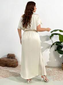 SHEIN Privé Gaun Mini Lengan Pendek Satin Aprikot Slim untuk Wanita Ukuran Plus Musim Semi/Panas, Romantis Elegan, Bahu Asimetris, Pinggang Berkerut, Desain Unik Bunga 3D, Warna Aprikot. - Aprikot - View 3