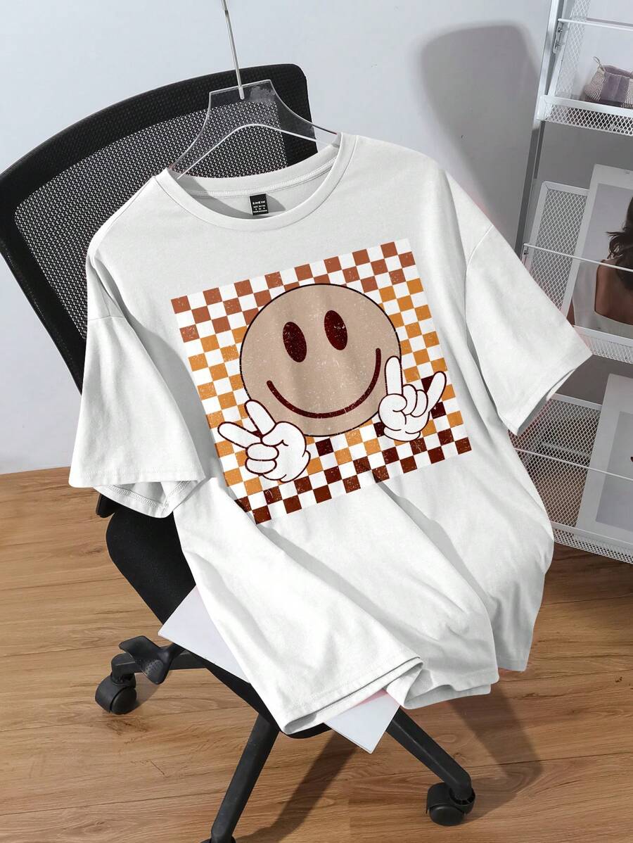 SHEIN EZwear Camiseta de manga corta con cuello redondo y estampado de cara sonriente, talla grande, informal y ligeramente transparente, para verano - Blanco - Ver 1