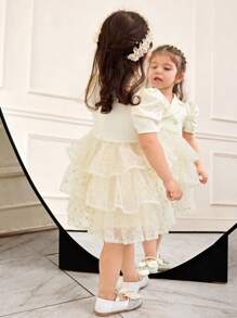 SHEIN Leap Crew 女婴分层波尔卡圆点网眼荷叶边下摆连衣裙，配有翻领、泡泡袖和双排扣纽扣 - 杏色 - 查看 3