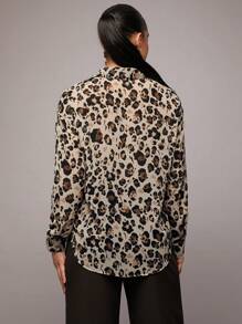 Silquee 女士性感通勤办公室优雅透明雪纺长袖领扣豹纹动物印花长袖衬衫，适合日常、夜间外出、派对、舞会、工作、女孩聚会、春季穿着、四季半透明雪纺衬衫 - 巧克力棕 - 查看 2