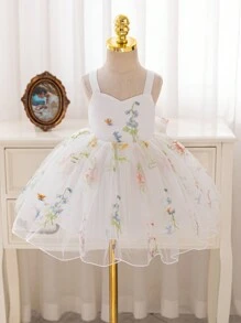 SHEIN Glamorique Kids 女宝宝婚礼婚礼嘉宾花童花童生日派对结婚节庆礼服女童吊带白色绣花网眼后裙大蝴蝶结可爱泡泡袖裙适合舞台表演主持出席派对或特别活动拍摄艺术照拍出自然靓丽四季常穿