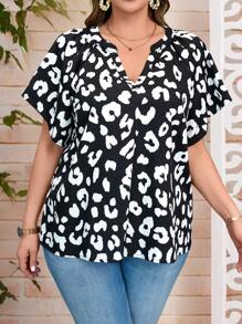 EMERY ROSE Blusa informal con estampado de leopardo y escote en V para tallas grandes