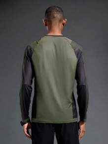 Coreblaze Men's Round Neck Raglan Sleeve Bull Print Athletic T-Shirt - Multicolor - View 2