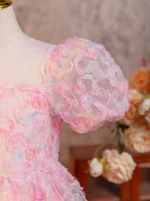 SHEIN Glamorique Kids 年轻女孩优雅 3D 刺绣泡泡袖夏季派对连衣裙，适合日常穿着、派对和聚会，传达优雅、纯真和可爱的氛围 - 粉色 - 查看 6