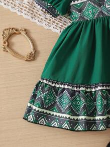 SHEIN 2pcs/Set Gaun Bayi Perempuan Warna Hijau Tua Motif Geometris Retro Lengan Mengembang Leher Persegi, Pakaian Liburan Musim Panas Gaya Boho Putri dengan Resleting Tersembunyi - Hijau - View 4