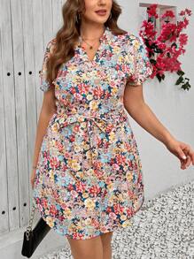 SHEIN Clasi 大码女式花卉印花 V 领短袖休闲连衣裙 女式度假装、女式夏装、女式商务休闲装、外出装、女式办公装、女式春装、节日装、复古装、波尔卡圆点连衣裙、V 领连衣裙、荷叶边连衣裙、女式长裙、优雅连衣裙、优雅女装、女式高端服装、优雅女装、大码优雅连衣裙、女式素色连衣裙、女式素色服装、浪漫连衣裙、女式花卉连衣裙