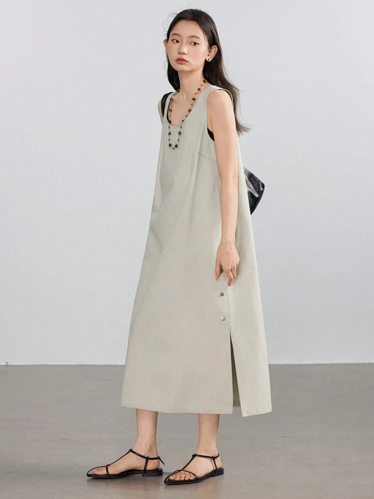 Vestido de longitud media con corte recto holgado, botones decorativos y abertura lateral, de estilo veraniego old money