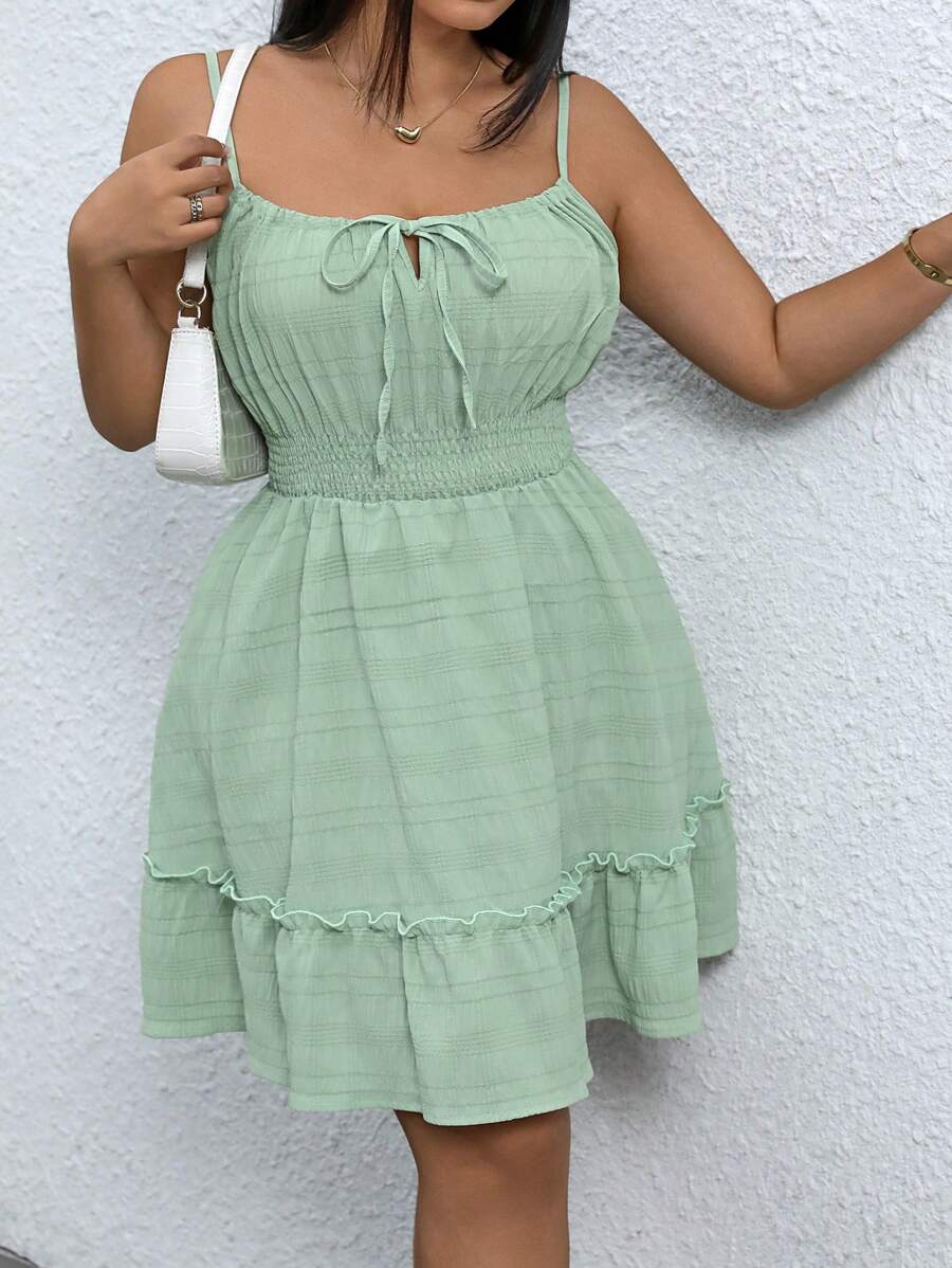 SHEIN Clasi Vestido de tiras con cordón y volantes de unicolor para tallas grandes - Verde militar - Ver 1