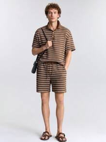 Ontre Camisa polo de manga corta a rayas de verano 2025 para hombres, diseño a rayas de contraste cómodo y versátil, estilo bohemio de vacaciones, casual de negocios para hombres jóvenes, adecuado para festivales de música, vacaciones y uso diario
