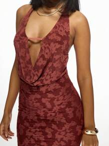 MISSGUIDED 镂空网纱垂褶露背长款晚礼服，优雅深V领，修身长裙，无袖，适合正式婚礼宾客派对 - 紅色 - 查看 6