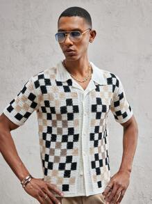 SHEIN X ELOISA & ORSON AKNOTIC Business Casual Camisa holgada de estilo hawaiano con cuello de murciélago y contraste de colores a cuadros de ganchillo para hombre, en negro, blanco y albaricoque. Tejida de manera informal, adecuada para primavera y verano