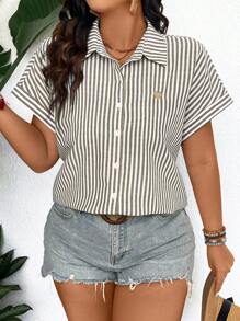 SHEIN Frenchy Camisa de manga corta con botones delanteros, estampado de rayas, para talla grande, de vuelta al colegio - Café integral - Ver 3