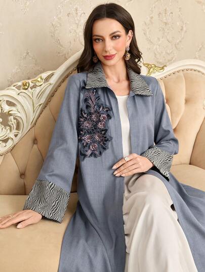 Al Najma 带刺绣亮片和贴花装饰的拼色长袍，朴素长袍