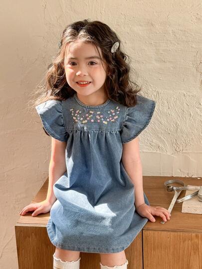 SHEIN Vintaside Kids 年轻女孩休闲牛仔连衣裙，褶皱喇叭袖，蓝色，宽松版型，花卉刺绣，舒适，时尚，适合日常穿着