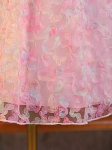 SHEIN Glamorique Kids 年轻女孩优雅 3D 刺绣泡泡袖夏季派对连衣裙，适合日常穿着、派对和聚会，传达优雅、纯真和可爱的氛围 - 粉色 - 查看 5