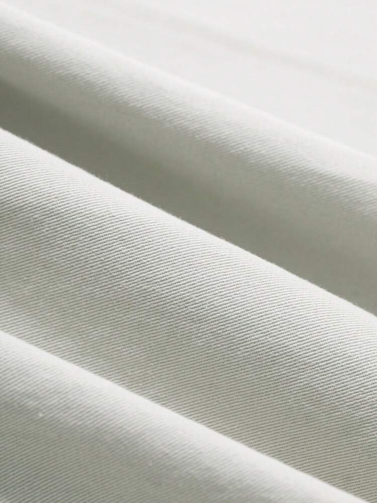 Vestido de longitud media con corte recto holgado, botones decorativos y abertura lateral, de estilo veraniego old money