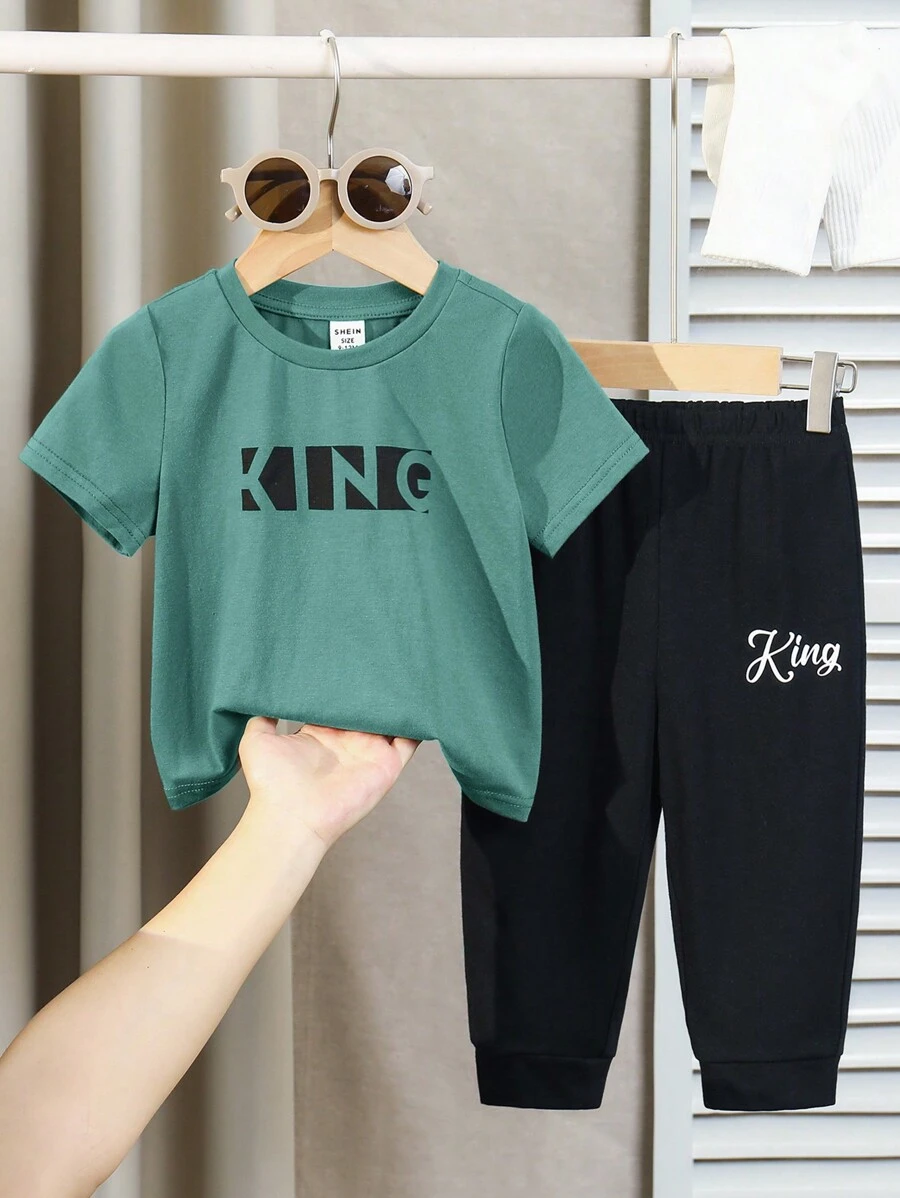 SHEIN 2 件装婴儿男童/女童夏季时尚可爱字母印花短袖上衣和松紧腰裤套装,适合春夏日常穿着、上学、旅行和运动 - 綠色 - 查看 1