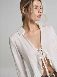 Easelle Witte geweven damesblouse met lange mouwen en ruches aan de voorkant