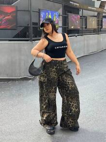 SHEIN EZwear Jeans casuales de pierna ancha con bolsillos cargo y estampado de leopardo para mujeres de talla grande